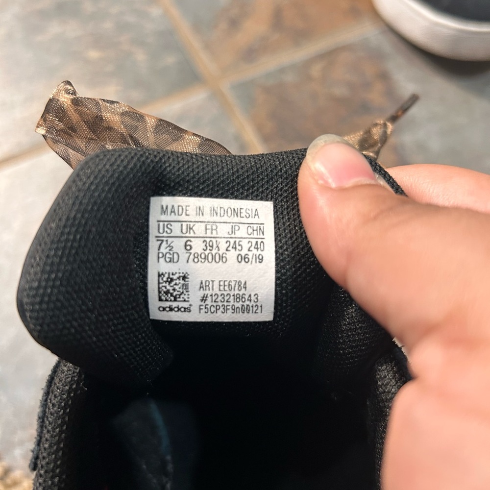 Adidas Women’s Black/Gold Sneakers with Leopard Print Bow Laces size 7.5 - Picture 2 of 7